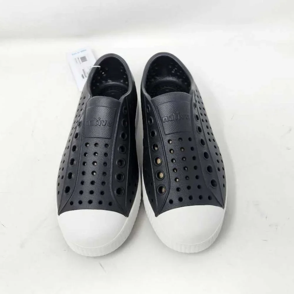 Big kids 3 (Women's 5) Native Jefferson slip on rubber play shoes in Jiffy Black